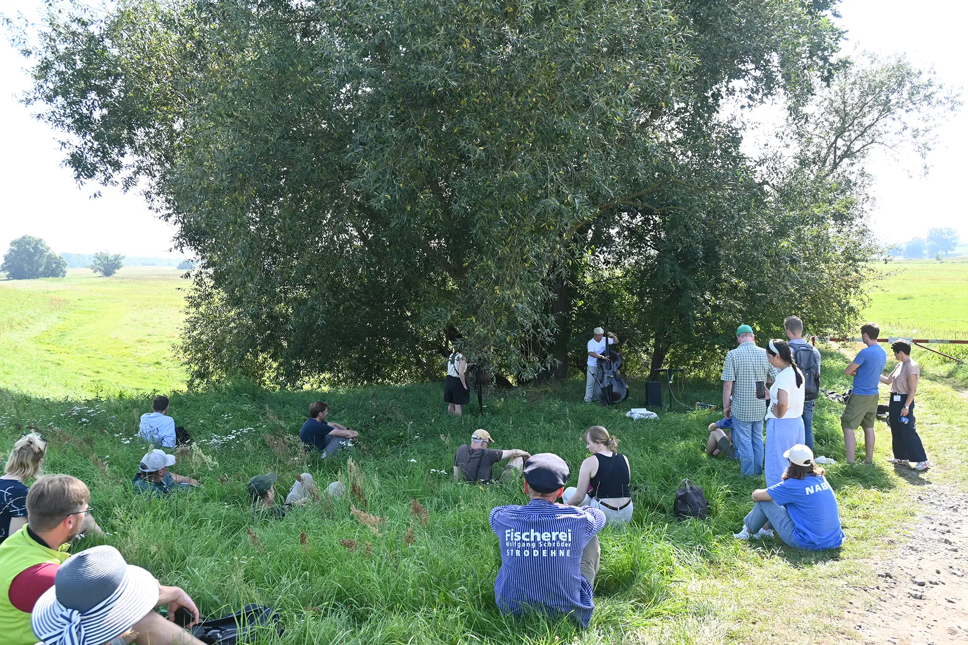 Bildergalerie vom Workshop Dialogforum. Die Teilnehmenden wandern durch das Biosphärenreservat, halten Kurzvorträge und hören der Mikrofonierung zu.