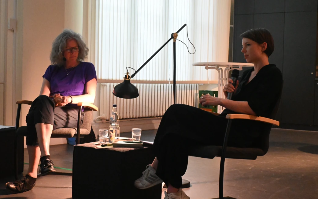 Birgit Schneider und Elisabeth Heyne diskutieren über das Buch.