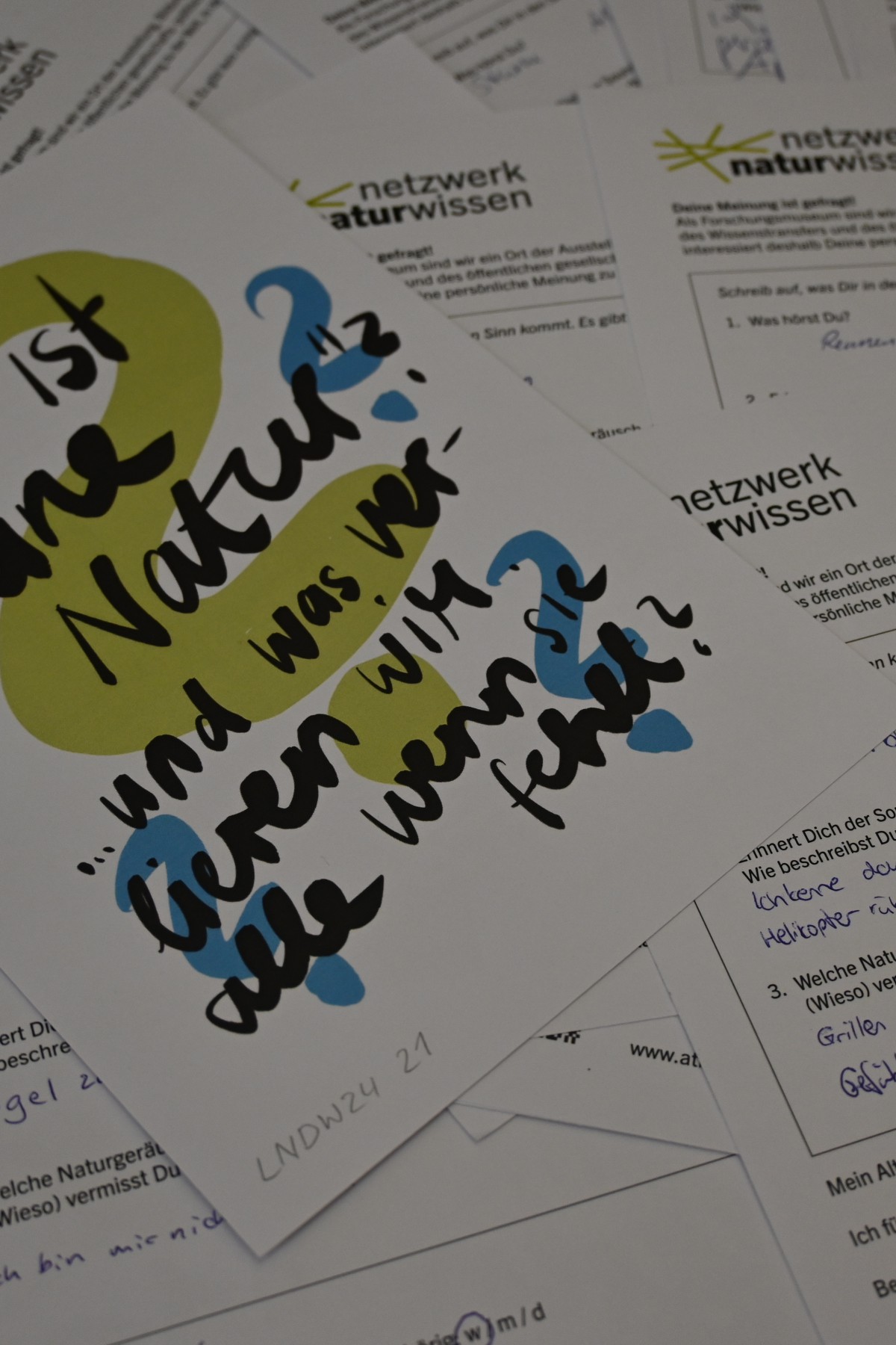 Zettel auf einem Haufen