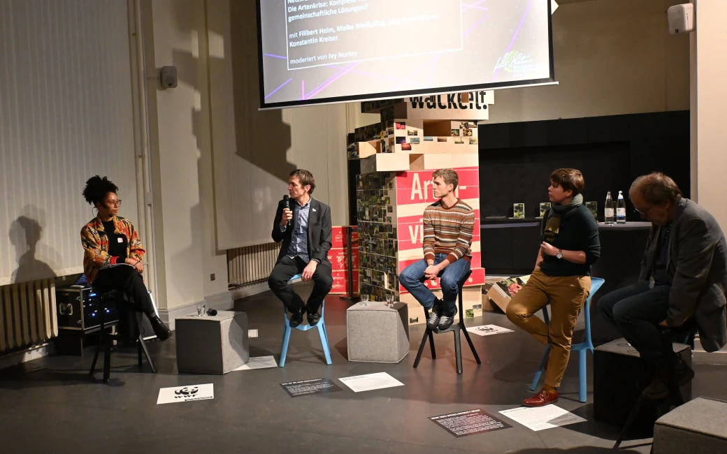 Die Teilnehmenden der Podiumsdiskussion sind zu sehen.