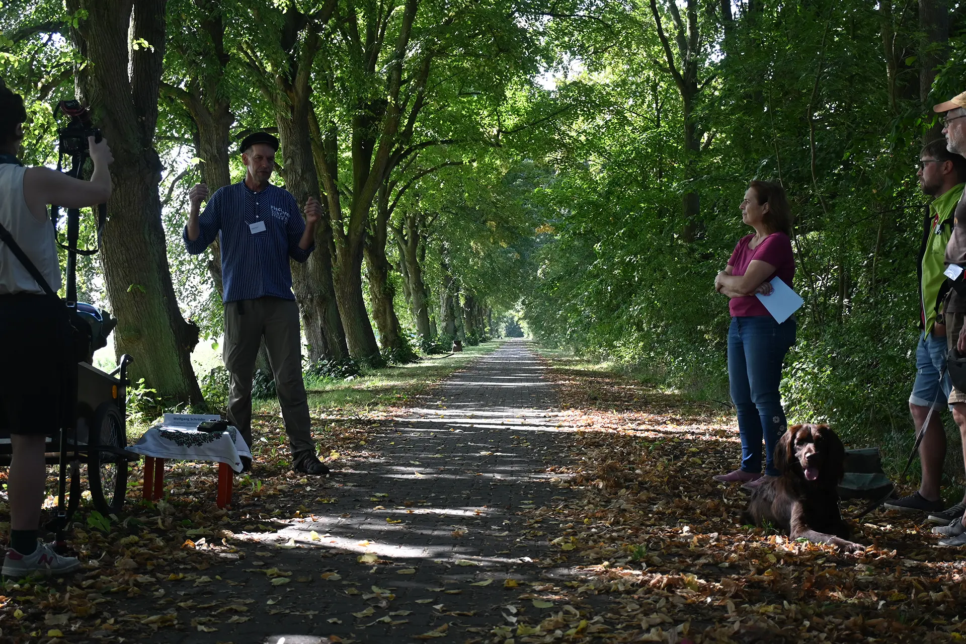 Bildergalerie vom Workshop Dialogforum. Die Teilnehmenden wandern durch das Biosphärenreservat, halten Kurzvorträge und hören der Mikrofonierung zu.