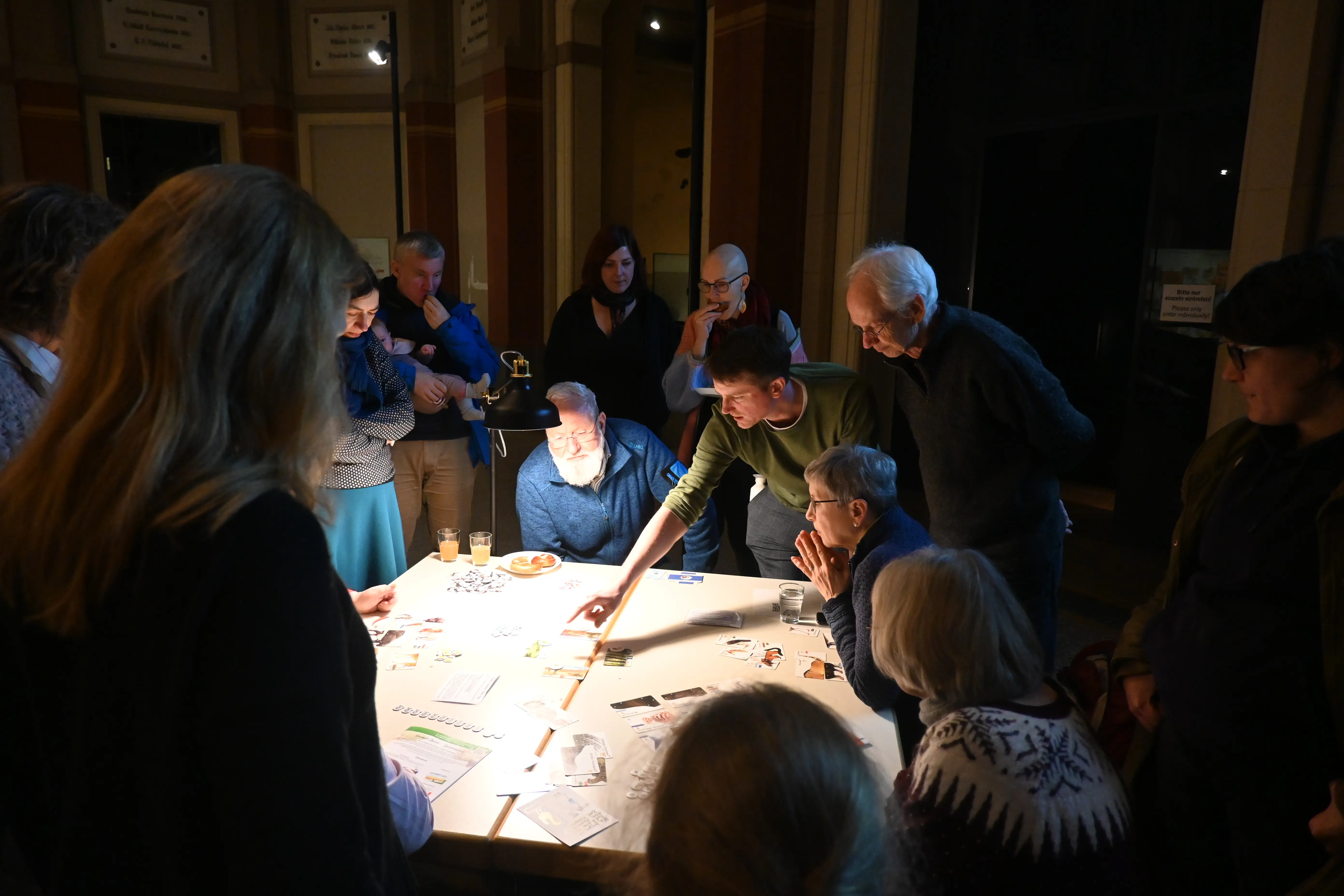 Aufnahmen des Spieleabends im Museum für Naturkunde Berlin. Die Beteiligten erklären die Thematik, Ausschnitte aus den Vorträgen sowie die Teilnehmenden beim Spielen und Interagieren werden gezeigt.