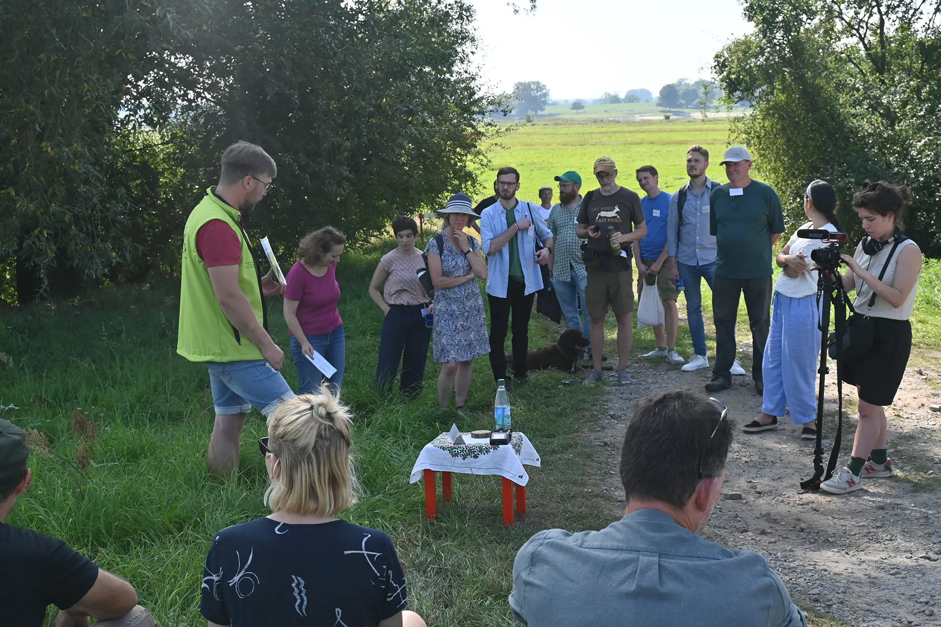 Bildergalerie vom Workshop Dialogforum. Die Teilnehmenden wandern durch das Biosphärenreservat, halten Kurzvorträge und hören der Mikrofonierung zu.