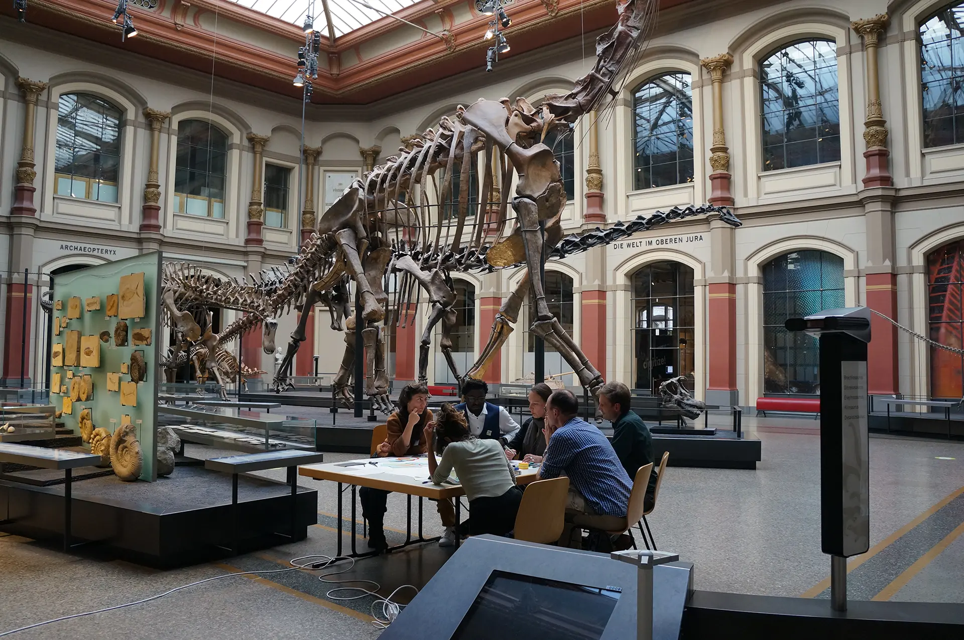 Die Netzwerkler:innen im Arbeitsprozess sowie die Ergebnisse werden gezeigt.